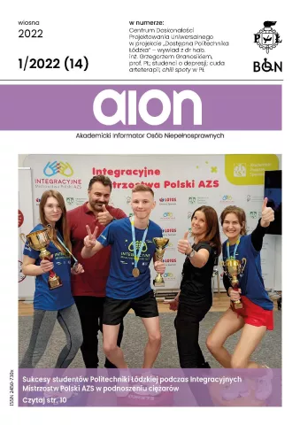 Grupa uśmiechniętych młodych osób w strojach sportowych na podium