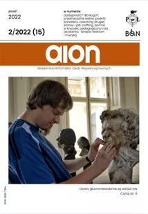 Głuchoniewidoma osoba w muzeum podziwia rzeźbę