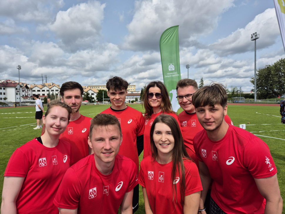 Siedmioro studnetów PŁ z trenerem - wszyscy w czerwnonych koszulkach