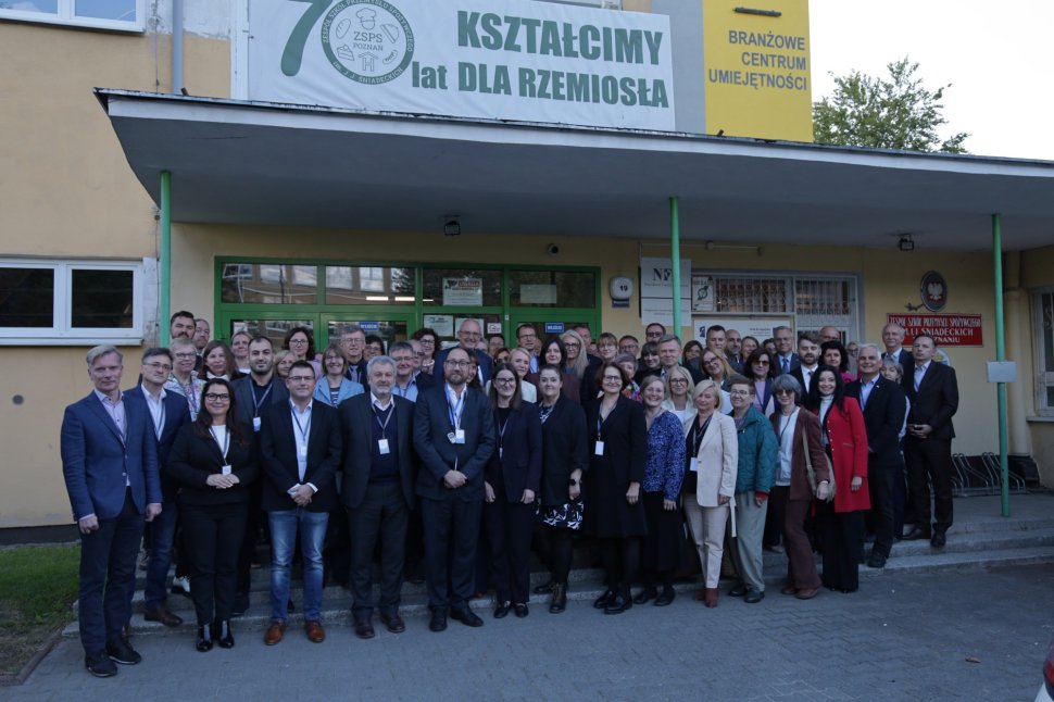 Uczestnicy konferencji pozują przed budynkiem szkoły