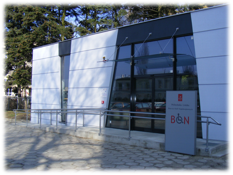Mały, przeszklony budynek BON. Przed wejściem podjazd w barierkami.