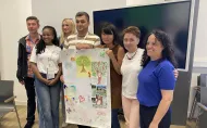 Grupa z plakatem