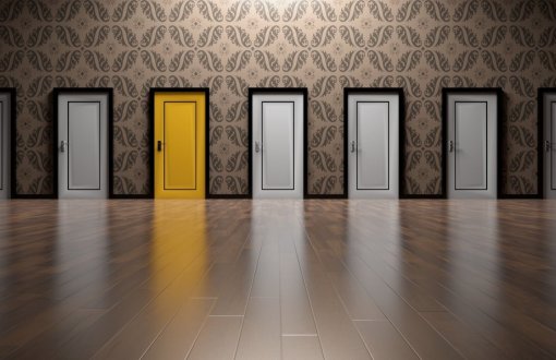 Kolkoro zamkniętych drzwi obok siebie