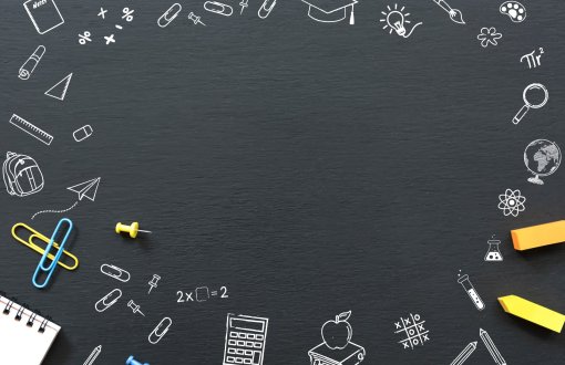 czarna tablica z kredowymi symbolami nauki i edukacji