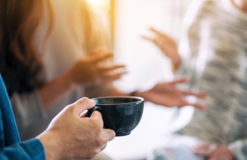 Dłonie trzymające filiżankę