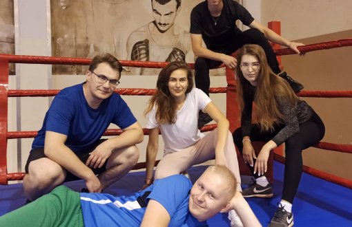 grupa młodych sportowców pozująca w ringu