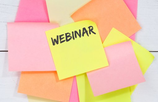 Karteczki postit z napisem webinar