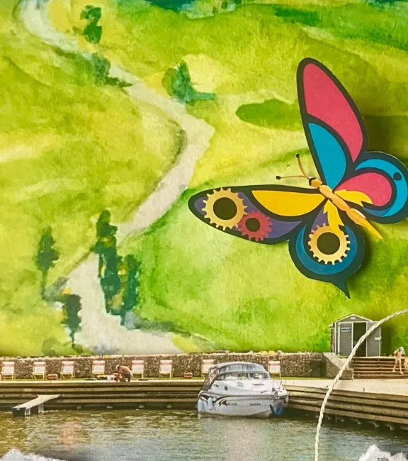 mechaniczny motyl nad łąką - wycinanka